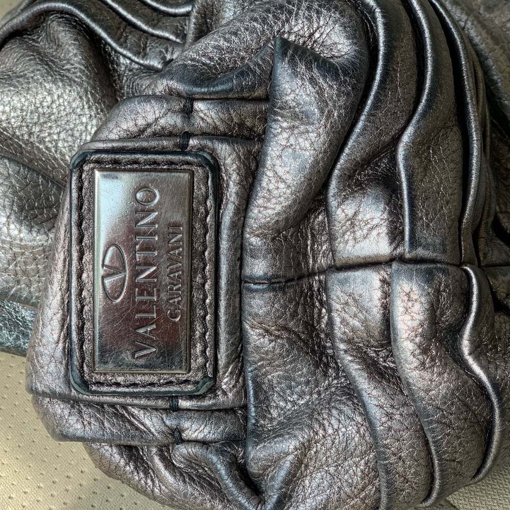 Valentino Garavani Silver Leather Luxury Bag - Picture 5 of 6